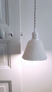 Illuminez votre intérieur avec cette baladeuse artisanale en papier mâché et lin naturel, fabriquée en France. Éthique, unique et durable.