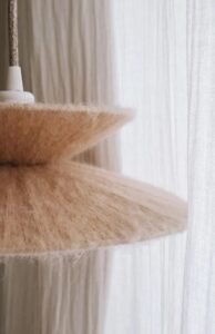 Baladeuse Lina en mohair et lin naturel, luminaire fait main en France.