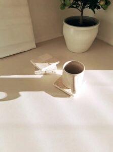 Lot de 4 dessous de verres faits main en travertin beige, fabriqués en France.