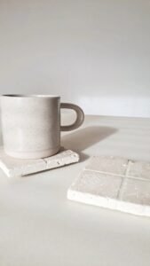 Lot de 4 dessous de verres faits main en travertin beige, fabriqués en France.