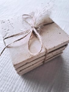 Lot de 4 dessous de verres faits main en travertin beige, fabriqués en France.