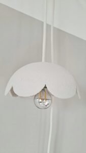 Baladeuse artisanale en lin naturel et grège, faite main en France.