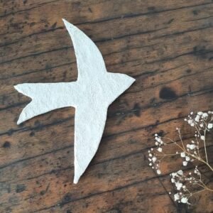 Décoration murale hirondelle en papier mâché fait main, fabriquée en France avec des matériaux recyclés