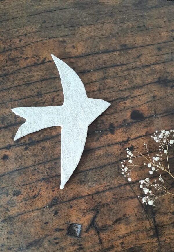 Décoration murale hirondelle en papier mâché fait main, fabriquée en France avec des matériaux recyclés