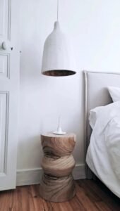 Suspension artisanale en rotin et plâtre, fabriquée à la main en France, au design éthique et durable.