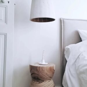 Suspension artisanale en rotin et plâtre, fabriquée à la main en France, au design éthique et durable.