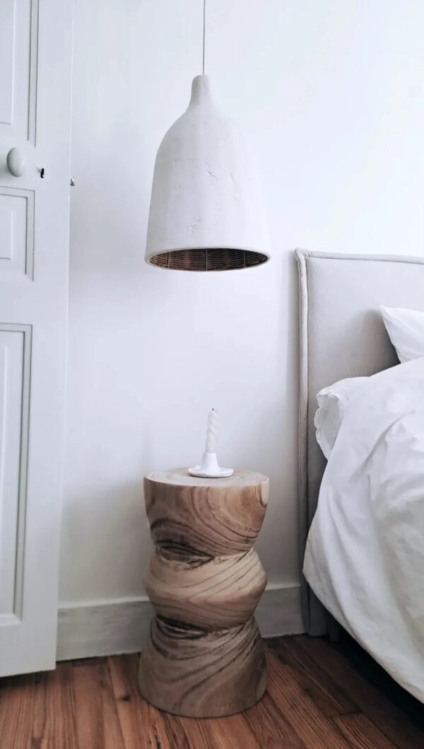 Suspension artisanale en rotin et plâtre, fabriquée à la main en France, au design éthique et durable.