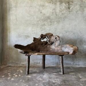 Banc en teck ancien avec design tripode et dossier ajouré, pièce artisanale unique.