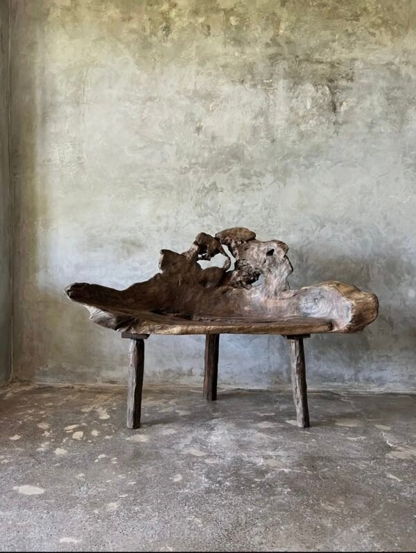 Banc en teck ancien avec design tripode et dossier ajouré, pièce artisanale unique.