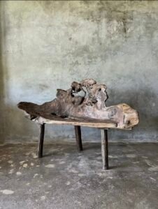 Banc Tripode en Teck Ancien - Pièce Unique 26 Banc en teck ancien avec design tripode et dossier ajouré, pièce artisanale unique.