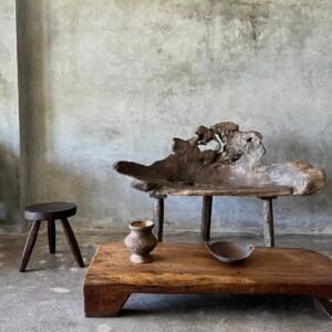Banc en teck ancien avec design tripode et dossier ajouré, pièce artisanale unique.