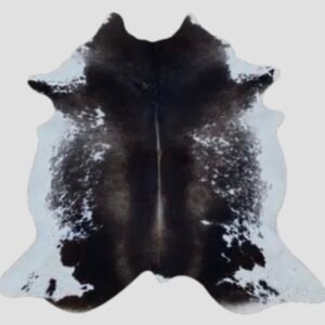 Tapis naturel en peau de vache, tanné artisanalement en France, pièce unique aux motifs bruts.