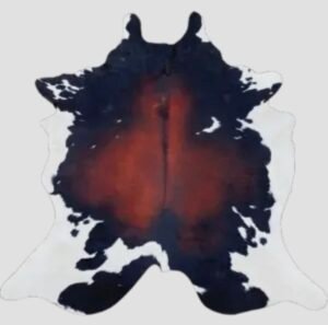 Tapis naturel en peau de vache, tanné artisanalement en France, pièce unique aux motifs bruts.