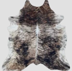 Tapis naturel en peau de vache, tanné artisanalement en France, pièce unique aux motifs bruts.