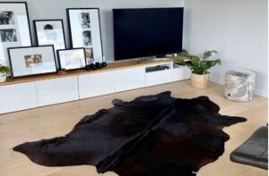 Tapis naturel en peau de vache, tanné artisanalement en France, pièce unique aux motifs bruts.