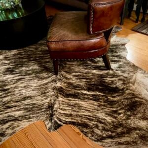 Tapis naturel en peau de vache, tanné artisanalement en France, pièce unique aux motifs bruts.