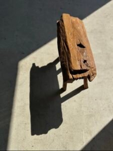 Petit banc artisanal en teck blond quadripode, pièce unique au style brutaliste, éthique et durable, idéal en déco intérieure