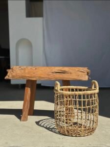 Petit banc artisanal en teck blond quadripode, pièce unique au style brutaliste, éthique et durable, idéal en déco intérieure