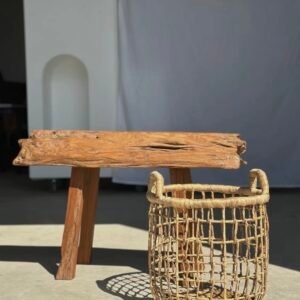 Petit banc artisanal en teck blond quadripode, pièce unique au style brutaliste, éthique et durable, idéal en déco intérieure