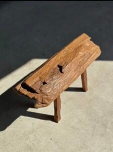 Petit banc artisanal en teck blond quadripode, pièce unique au style brutaliste, éthique et durable, idéal en déco intérieure
