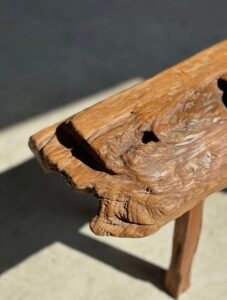 Petit banc artisanal en teck blond quadripode, pièce unique au style brutaliste, éthique et durable, idéal en déco intérieure