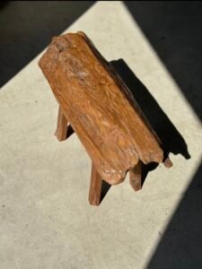 Petit banc artisanal en teck blond quadripode, pièce unique au style brutaliste, éthique et durable, idéal en déco intérieure