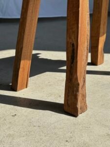 Petit banc artisanal en teck blond quadripode, pièce unique au style brutaliste, éthique et durable, idéal en déco intérieure