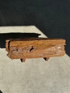 Petit banc artisanal en teck blond quadripode, pièce unique au style brutaliste, éthique et durable, idéal en déco intérieure