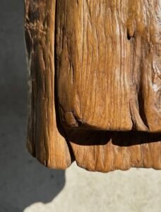 Petit banc artisanal en teck blond quadripode, pièce unique au style brutaliste, éthique et durable, idéal en déco intérieure