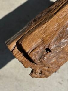 Petit banc artisanal en teck blond quadripode, pièce unique au style brutaliste, éthique et durable, idéal en déco intérieure