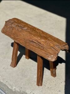 Petit banc artisanal en teck blond quadripode, pièce unique au style brutaliste, éthique et durable, idéal en déco intérieure