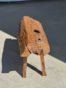 Petit banc artisanal en teck blond quadripode, pièce unique au style brutaliste, éthique et durable, idéal en déco intérieure