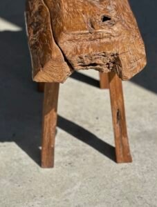 Petit banc artisanal en teck blond quadripode, pièce unique au style brutaliste, éthique et durable, idéal en déco intérieure