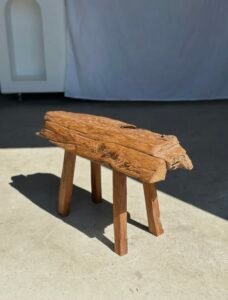 Petit banc artisanal en teck blond quadripode, pièce unique au style brutaliste, éthique et durable, idéal en déco intérieure