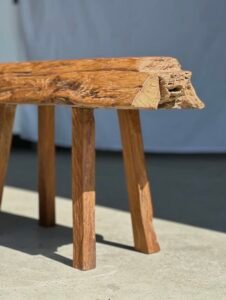 Petit banc artisanal en teck blond quadripode, pièce unique au style brutaliste, éthique et durable, idéal en déco intérieure