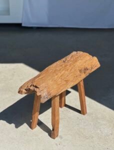 Petit banc artisanal en teck blond quadripode, pièce unique au style brutaliste, éthique et durable, idéal en déco intérieure