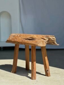 Petit banc artisanal en teck blond quadripode, pièce unique au style brutaliste, éthique et durable, idéal en déco intérieure
