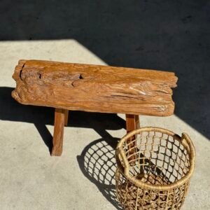 Petit banc artisanal en teck blond quadripode, pièce unique au style brutaliste, éthique et durable, idéal en déco intérieure