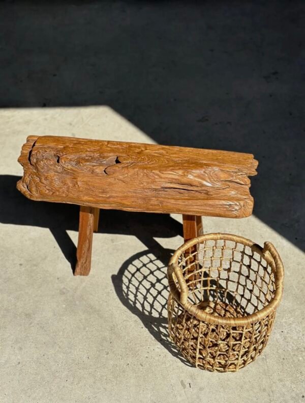 Petit banc artisanal en teck blond quadripode, pièce unique au style brutaliste, éthique et durable, idéal en déco intérieure