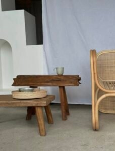Petit banc artisanal en teck blond quadripode, pièce unique au style brutaliste, éthique et durable, idéal en déco intérieure