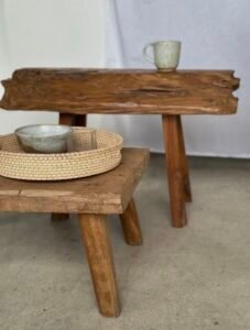 Petit banc artisanal en teck blond quadripode, pièce unique au style brutaliste, éthique et durable, idéal en déco intérieure