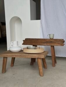 Petit banc artisanal en teck blond quadripode, pièce unique au style brutaliste, éthique et durable, idéal en déco intérieure