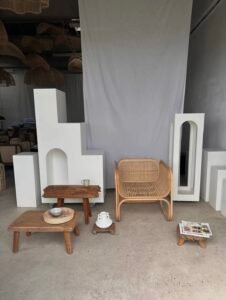 Petit banc artisanal en teck blond quadripode, pièce unique au style brutaliste, éthique et durable, idéal en déco intérieure