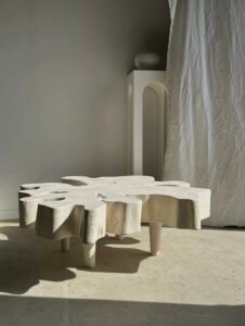 Table basse en manguier blanchi avec plateau organique, irrégularités naturelles du bois accentuées pour un design géométrique unique, parfait pour un intérieur éthique et moderne.