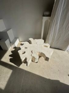 Table basse en manguier blanchi avec plateau organique, irrégularités naturelles du bois accentuées pour un design géométrique unique, parfait pour un intérieur éthique et moderne.