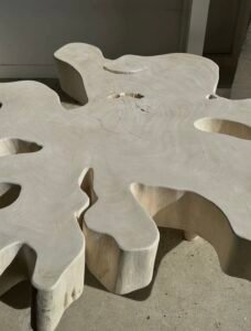Table basse en manguier blanchi avec plateau organique, irrégularités naturelles du bois accentuées pour un design géométrique unique, parfait pour un intérieur éthique et moderne.