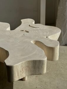 Table basse en manguier blanchi avec plateau organique, irrégularités naturelles du bois accentuées pour un design géométrique unique, parfait pour un intérieur éthique et moderne.