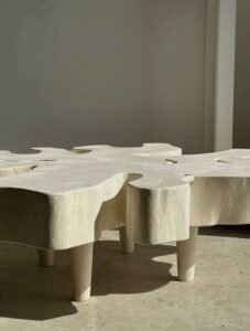 Table basse en manguier blanchi avec plateau organique, irrégularités naturelles du bois accentuées pour un design géométrique unique, parfait pour un intérieur éthique et moderne.