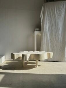 Table basse en manguier blanchi avec plateau organique, irrégularités naturelles du bois accentuées pour un design géométrique unique, parfait pour un intérieur éthique et moderne.