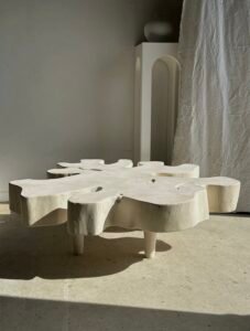 Table basse en manguier blanchi avec plateau organique, irrégularités naturelles du bois accentuées pour un design géométrique unique, parfait pour un intérieur éthique et moderne.